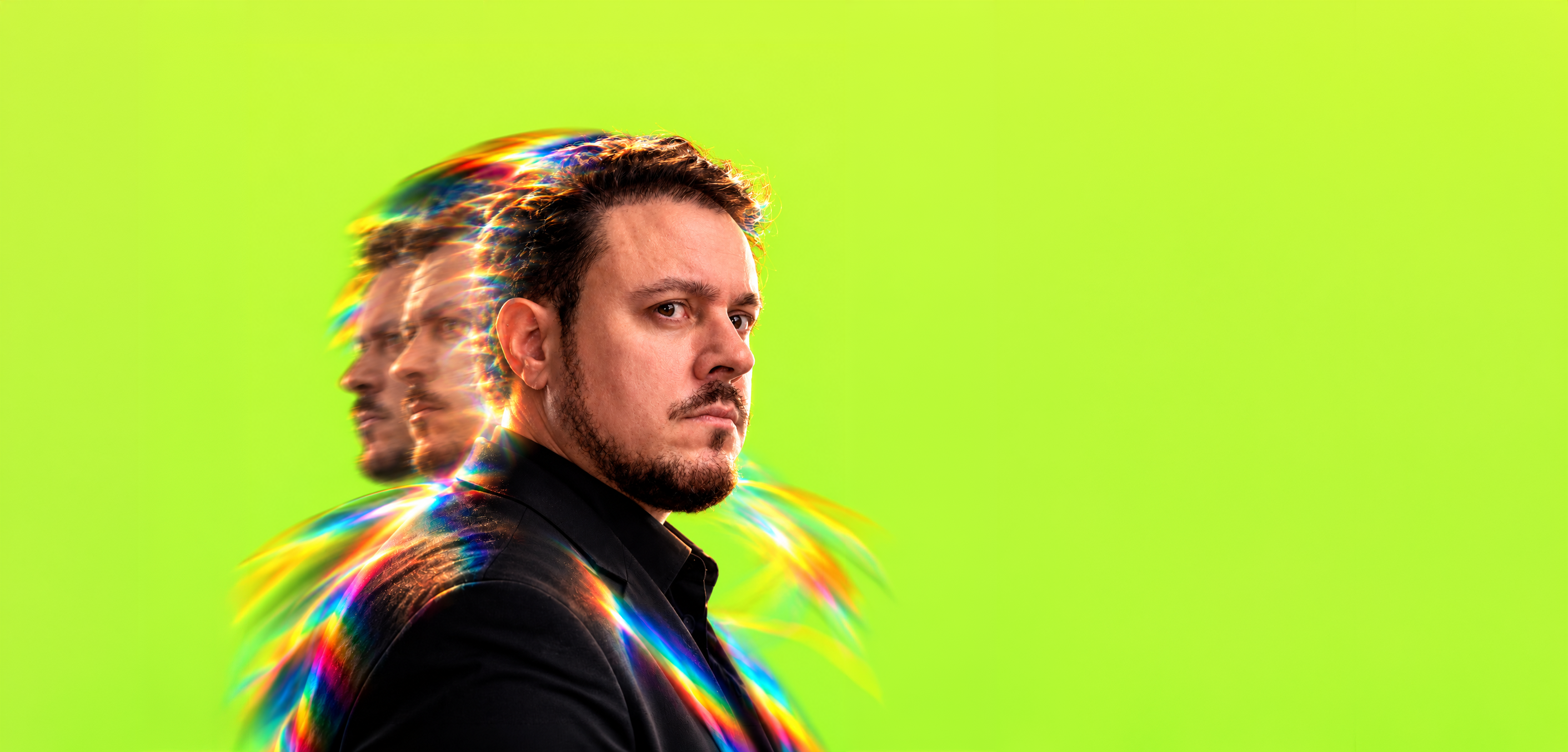 Maicon Pelozio com reflexos prismáticos em um banner verde-lima