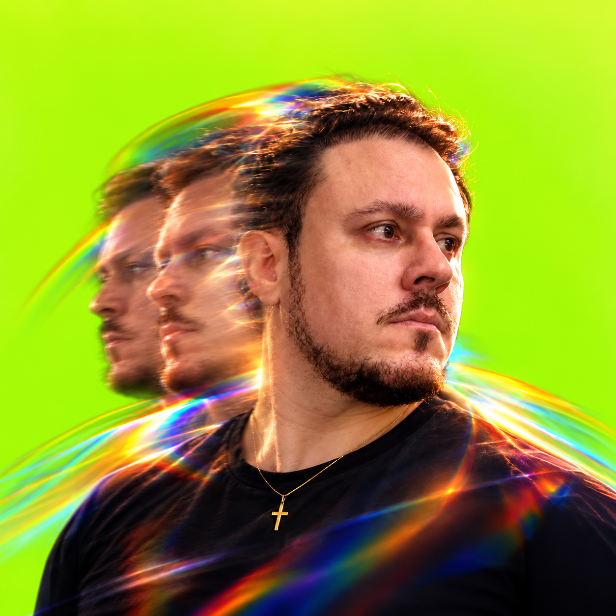 Retrato de Maicon Pelozio em verde neon com reflexos prismáticos
